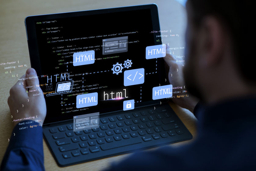 Développeur SINONE travaillant sur une application web