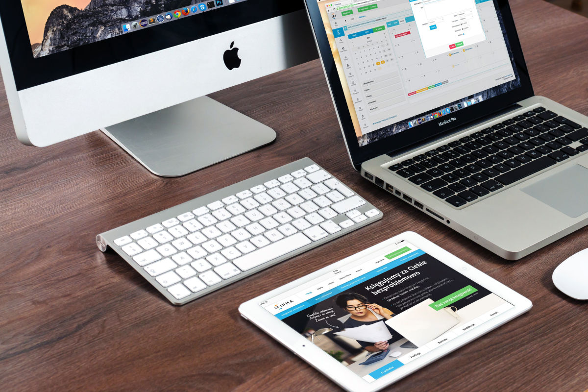 Une application de gestion consultée depuis un ordinateur de bureau, un portable et une tablette